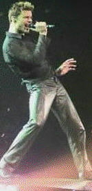 Ricky Martin cantando encima de un Cadilac
